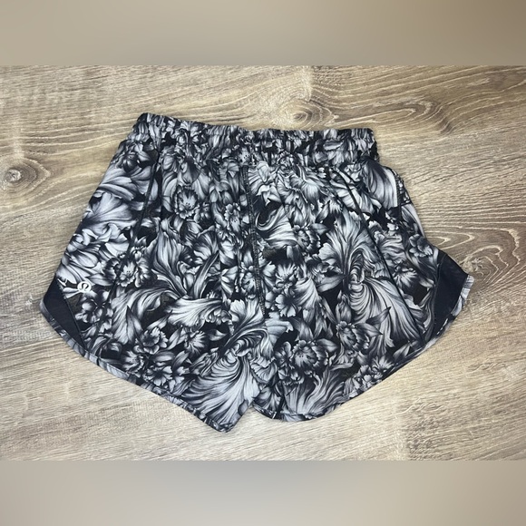Lululemon Hotty Hot Short II Size 4 - Picture 4 of 11